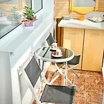 Alonia - Your Shelter By The Park And Apartamento Burgas