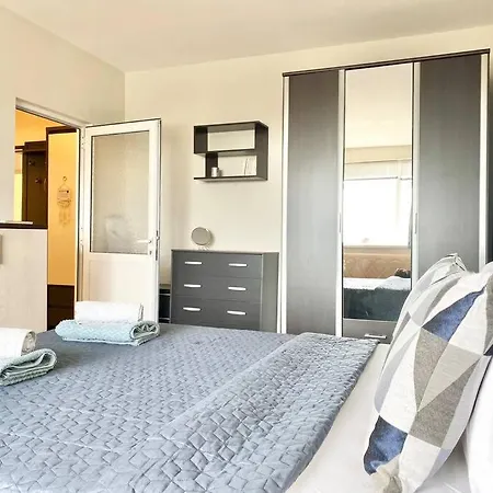 Alonia - Your Shelter By The Park And Apartment *