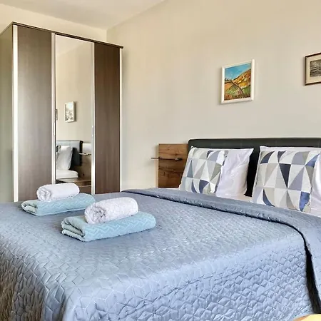 Alonia - Your Shelter By The Park And Apartamento Burgas